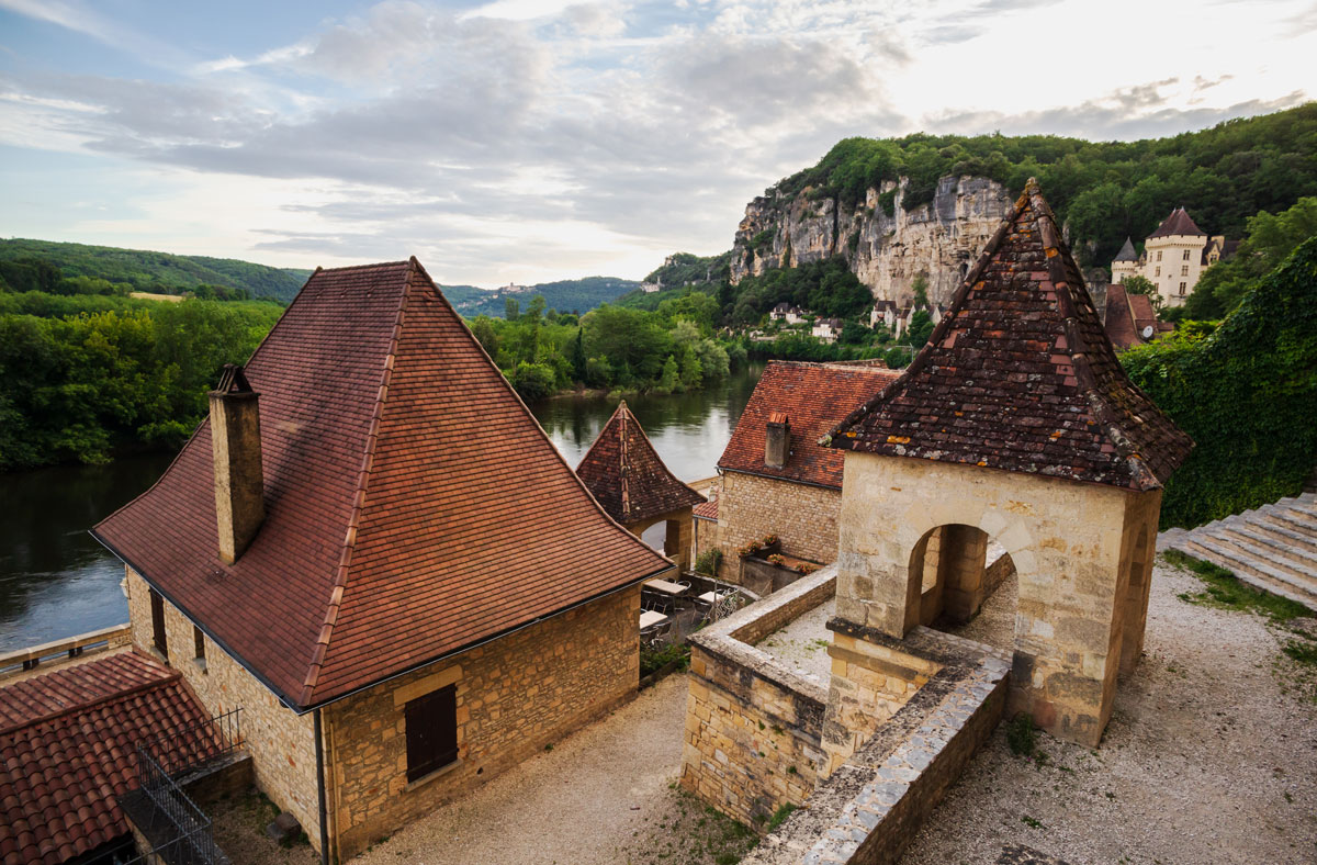 la-roque-gageac-french-village-looking-over-dordogne-river-nouvelle-aquitaine-france